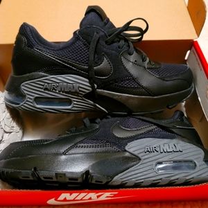 Womens 7.5 Nike Excee